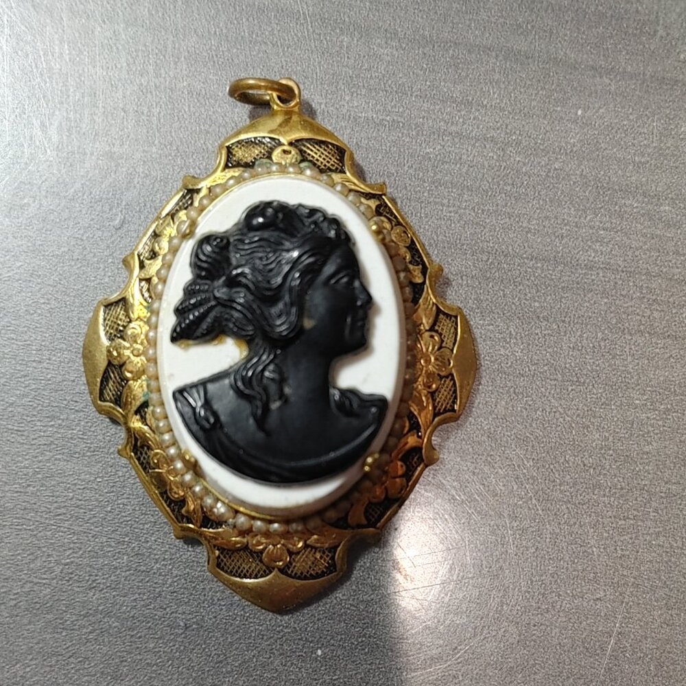 Black and White Cameo Pendant Costume Jewerly